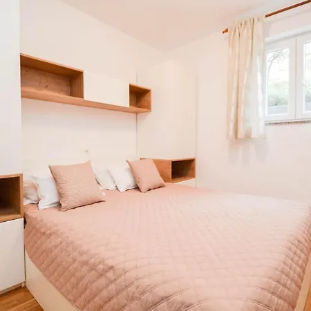 Apartman Pula, Istia 9